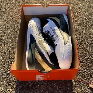 **BASKETBALL** Kyrie Flytrap 2 “White Gold Black”